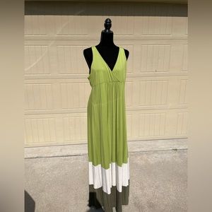 PRE OWNED NEW YORK & COMPANY MAXI MULTI COLORED DRESS SIZED XL.